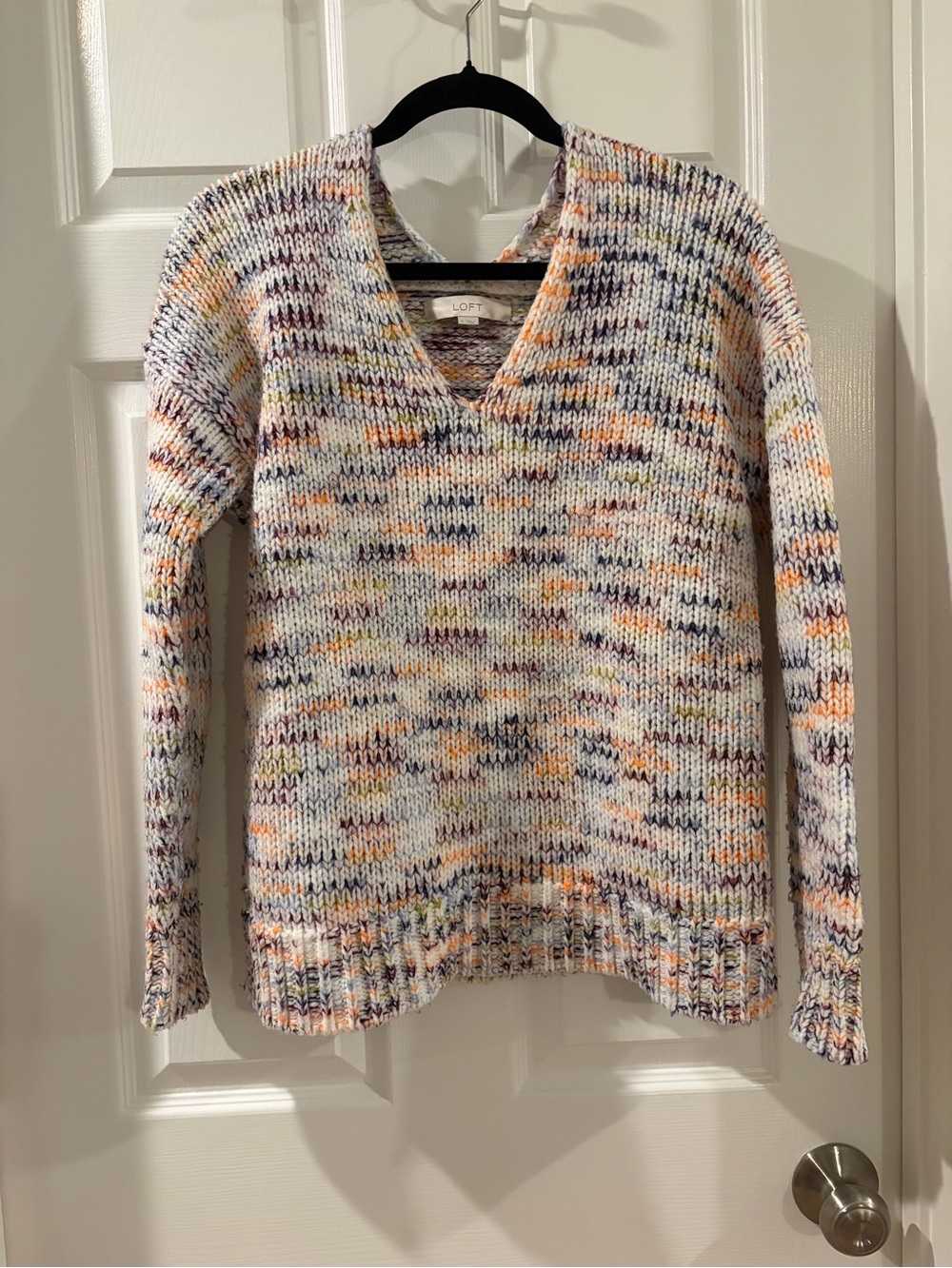 LOFT White Speckled V-Neck Sweater with Orange & Navy